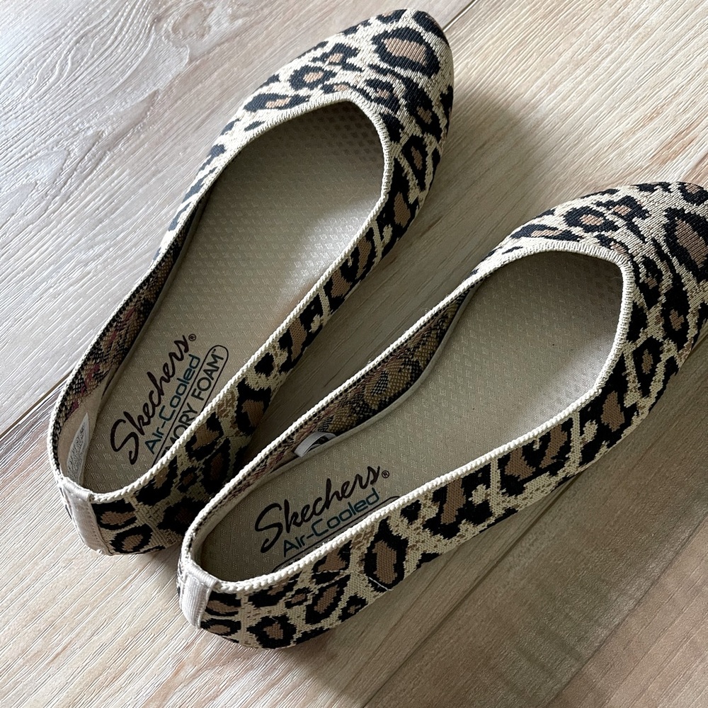 NWOT Skechers air cooled memory foam flats
